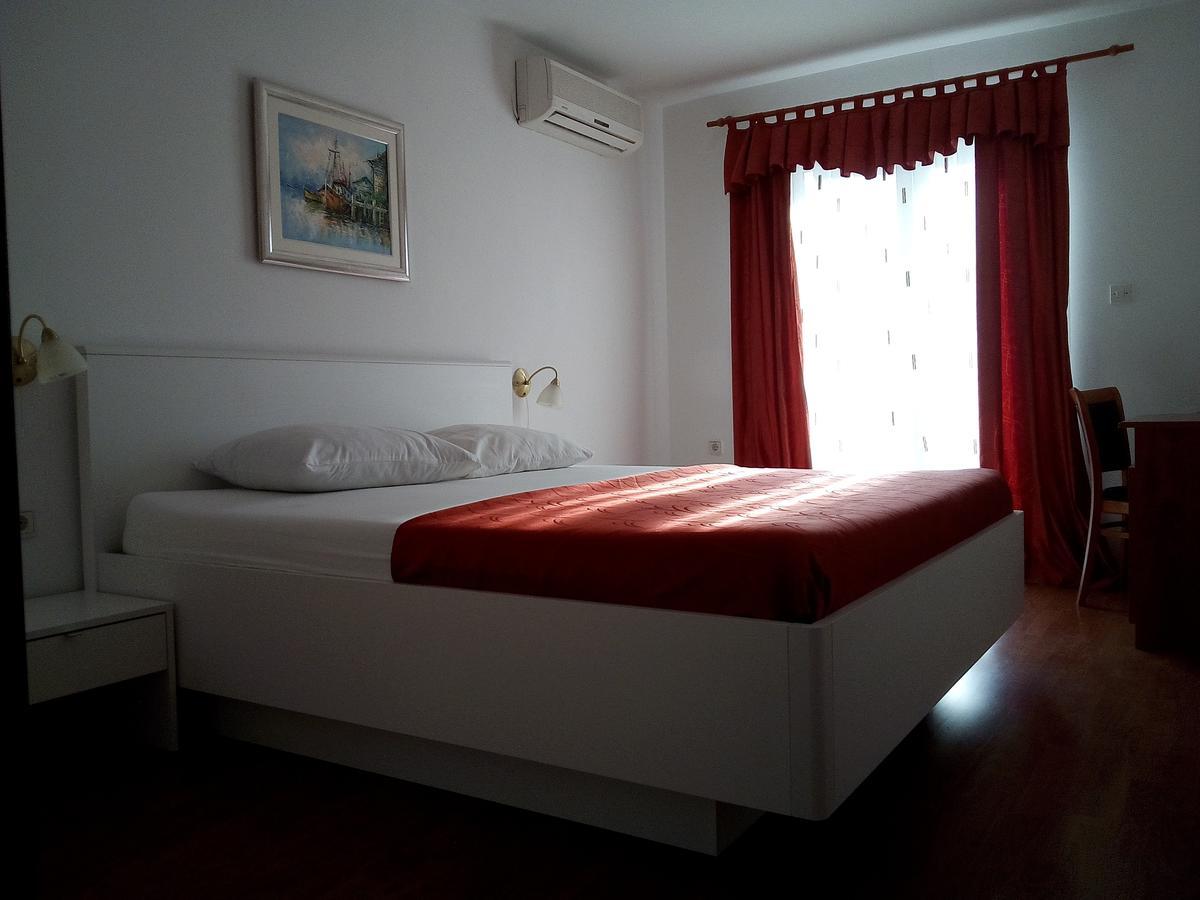 Pansion Marco Polo Hotell Petrcane Exteriör bild